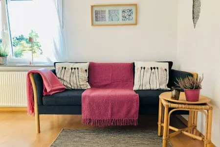 Wohnbereich mit Couch, TV, Wlan und Essbereich Ankerplatz No. 8