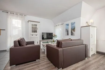 Wohnbereich mit Sofa und TV  Bahnhofstraße 10 - Wohnung 3