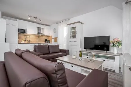 Wohnbereich mit Sofa und Blick zur Küche  Bahnhofstraße 10 - Wohnung 3