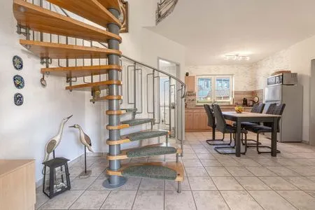 Wohnbereich mit Treppe ins Obergeschoss  Am Deich Haus 8