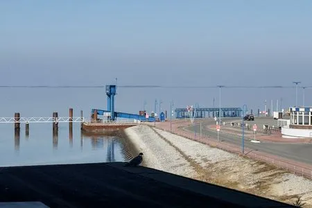 Blick vom Balkon auf den Fähranleger Haus Nordenlicht Ferienwohnung "Lütj Seeröver"