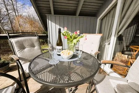 Balkon direkt am Haus mit Gartenmöbeln Immi's Hus - Ferienhaus am Ostseestrand