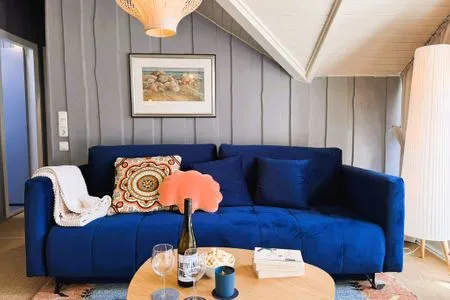 Blaues Sofa im Wohnzimmer für gemütliche Stunden Immi's Hus - Ferienhaus am Ostseestrand