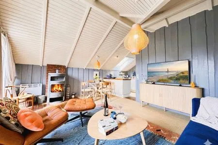 Wohnzimmer mit Ofen, gemütlichen Möbeln und Essbereich Immi's Hus - Ferienhaus am Ostseestrand