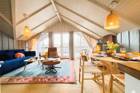 Blick von der Küche in den Wohnbereich mit Essplatz Immi's Hus - Ferienhaus am Ostseestrand