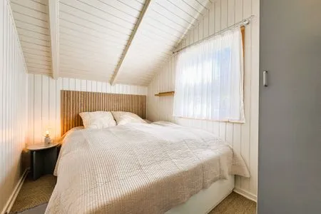 Schlafzimmer mit Doppelbett (160 x 200 cm) und Kleiderschrank Immi's Hus - Ferienhaus am Ostseestrand