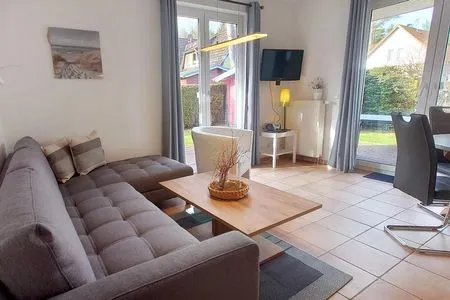 Wohnzimmer mit Couch und TV Bernstein