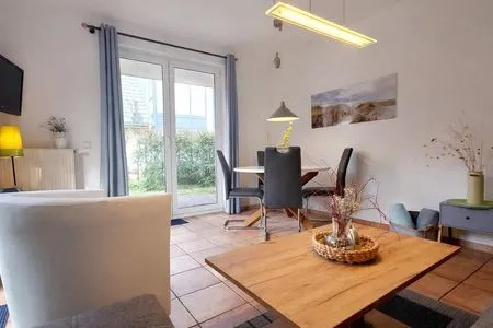 Wohnzimmer mit Esstisch Bernstein