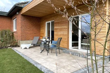 Überdachte Südterrasse mit kleinem Garten Ferienhaus Landliv Stuuv