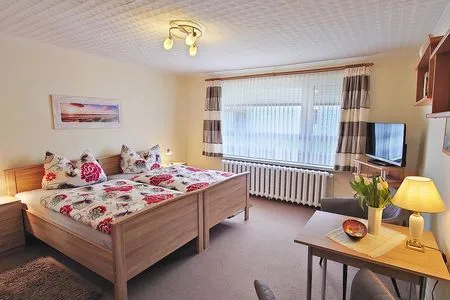 Schlafzimmer mit TV und Sitzbereich Noll