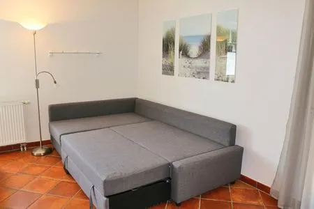 die Couch dient als Aufbettung für 3. und 4. Mitreisende Zum Leuchtturm Wohnung 7