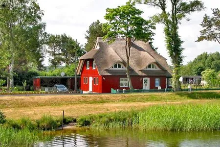 traumhafte Lage - Blick vom Bodden aus Krabbenort