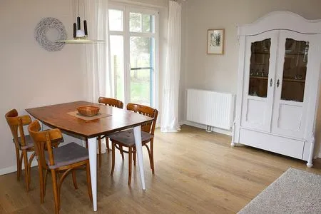 mit Blick auf Hof, Garten und die angrenzenden Wiesen im Süden Krabbenort