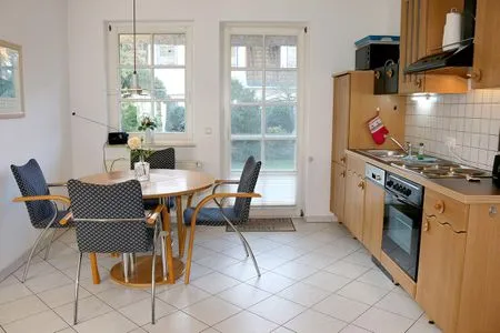 heller und freundlicher Küchenbereich mit Zugang zur Terrasse Darßer Wald