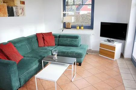 Wohnbereich mit Couch, Flatscreen, Sat-TV, Radio, CD, Schaukelstuhl (Korb) Maksim