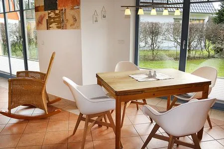 Esstisch mit Blick in den Garten (Kinderhochstuhl vorhanden) Maksim
