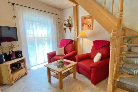 Wohnbereich mit gemütlicher Sitzecke, Sat-TV und Zugang zur Süd-Terrasse Stichling