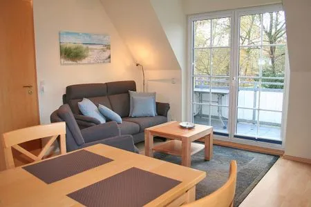 Wohnzimmer mit Couch, Sessel und Sat-TV Haus auf dem Reff W8