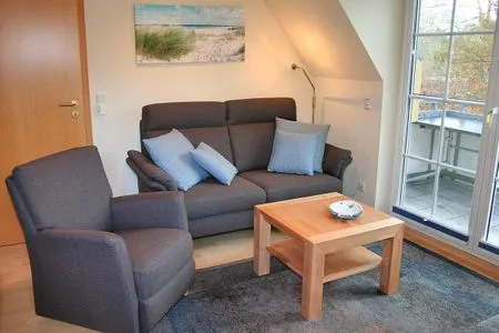 Wohnzimmer mit Couch, Sessel und Sat-TV Haus auf dem Reff W8