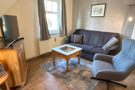 Wohnzimmer mit SAT-TV und Couch zum Ausziehen als Aufbettung für eine weitere Person Holiday 1