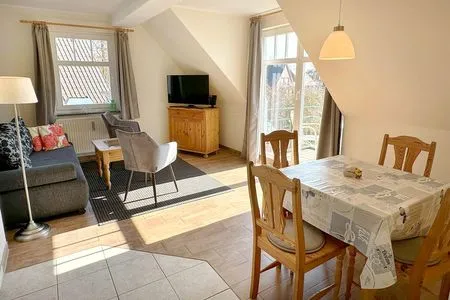 Wohnzimmer mit Essbereich und Balkonzugang Holiday 2