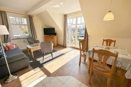Esstisch und Wohnbereich mit Zugang zum Südbalkon Holiday 2