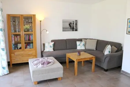 moderne Eckcouch im Wohnbereich Sommersprosse