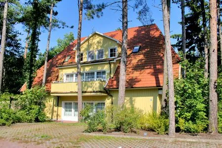 Aussenansicht mit 1x PKW-Stellplatz vor dem Haus Waldsiedlung W9.5
