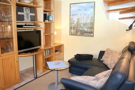 gemütliche Couch im Wohnbereich, Sat-TV Waldsiedlung W9.5