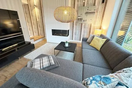 Gas-Kamin und großer Flatscreen-TV im Wohnzimmer Achternhus Fiete