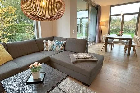 große Fensterfront mit Zugang zur Terrasse / Blick in den Essbereich Achternhus Fiete
