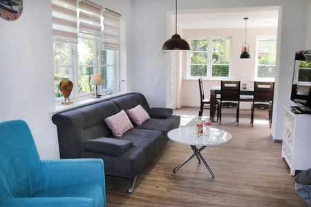 Wohnbereich mit Couch und Sessel Backbord