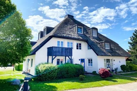 Außensicht des Hauses mit Reetdach Haus Kormoran G4
