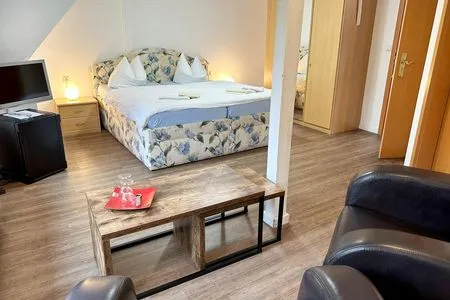 Kleiderschrank, TV und kleiner Kühlschrank Haus Kleist Zimmer 2