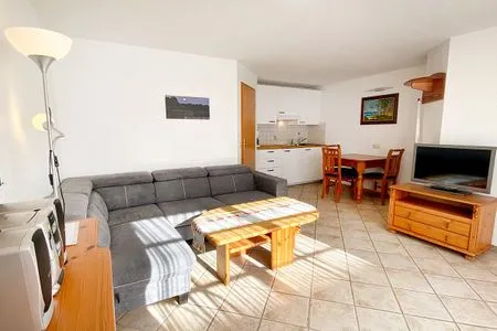 geräumiger Wohnbereich mit Küchenteil Haus Kleist Wohnung 2