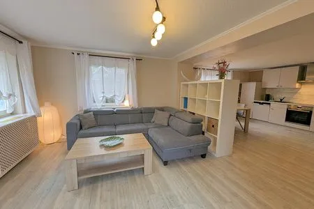 große Eckcouch im lichtdurchfluteten Wohnzimmer Haus Kleist Wohnung 4
