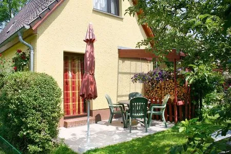 sonige Terrasse, eingezäunter kleiner Garten Lewerenz