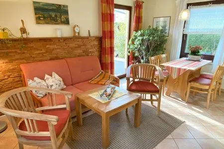Wohnzimmer mit Esstisch und Zugang zu Terrasse / Garten Lewerenz