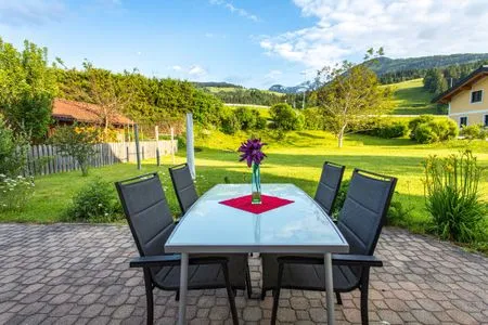 Terrasse mit Aussicht in die Berge Sunshine Aich by Alpenidyll Apartments