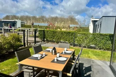  EuroParcs Bad Meersee Chalet Coastline Zeeland mit Zaun Haus Nr. 80