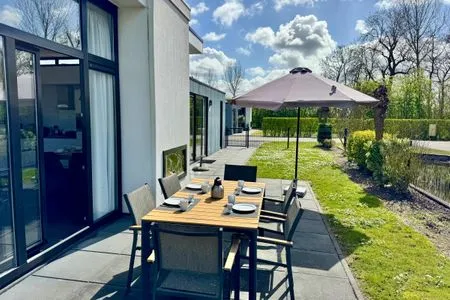  EuroParcs Bad Meersee Chalet Coastline Zeeland mit Zaun Haus Nr. 80