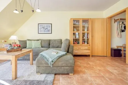Wohnbereich mit Sofa und Schrank Ferienpark Freesenbruch Wohnung 4.4 - Seeschwalbe