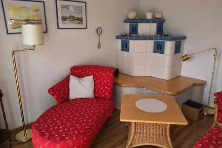 Relaxliege und elektrischer Kachelofen  Wohnung Giesen