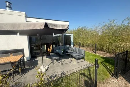 EuroParcs Bad Meersee Chalet Küstenzeit mit Zaun Haus Nr. 97