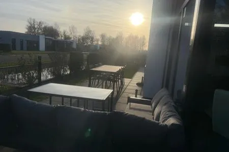  EuroParcs Bad Meersee Chalet Küstenzeit mit Zaun Haus Nr. 97