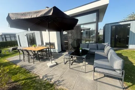  EuroParcs Bad Meersee Chalet Küstenzeit mit Zaun Haus Nr. 97