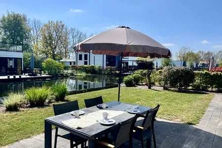  EuroParcs Bad Hoophuizen Chalet Glücksort mit Zaun Haus Nr Water03