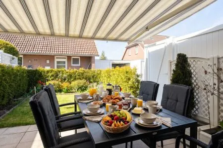 Terrasse mit Gartenmöbeln Küstenperle Haffkrug - dein Platz am Meer