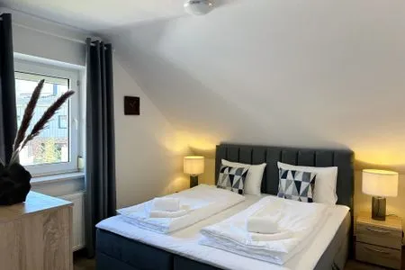 Doppelbett mit Kissen im Schlafzimmer Küstenperle Haffkrug - dein Platz am Meer
