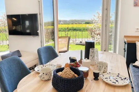 Essbereich mit Terrassenzugang und Ausblick Ferienhaus Landliv Stuuv
